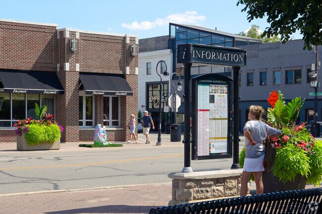 A bounty of Shops and dining is within reach of Pembroke Greens in Downtown Naperville.
