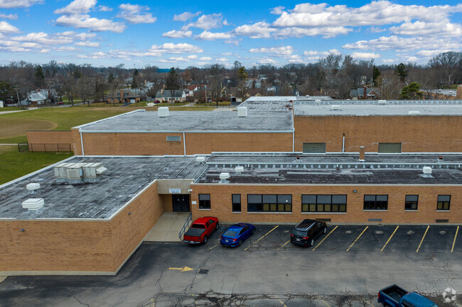 Van Buren Middle School has a student to teacher ratio of 16 to 1.