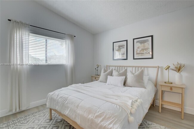 200 Palm Cir W unit 203, Pembroke Pines, FL 33025 - photo 5