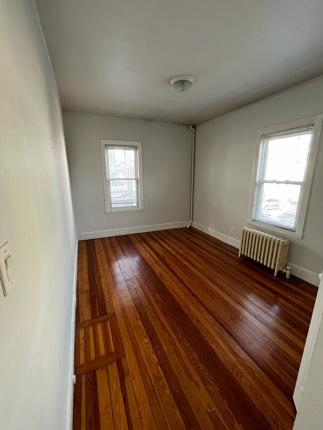 Bedroom for queen + desk