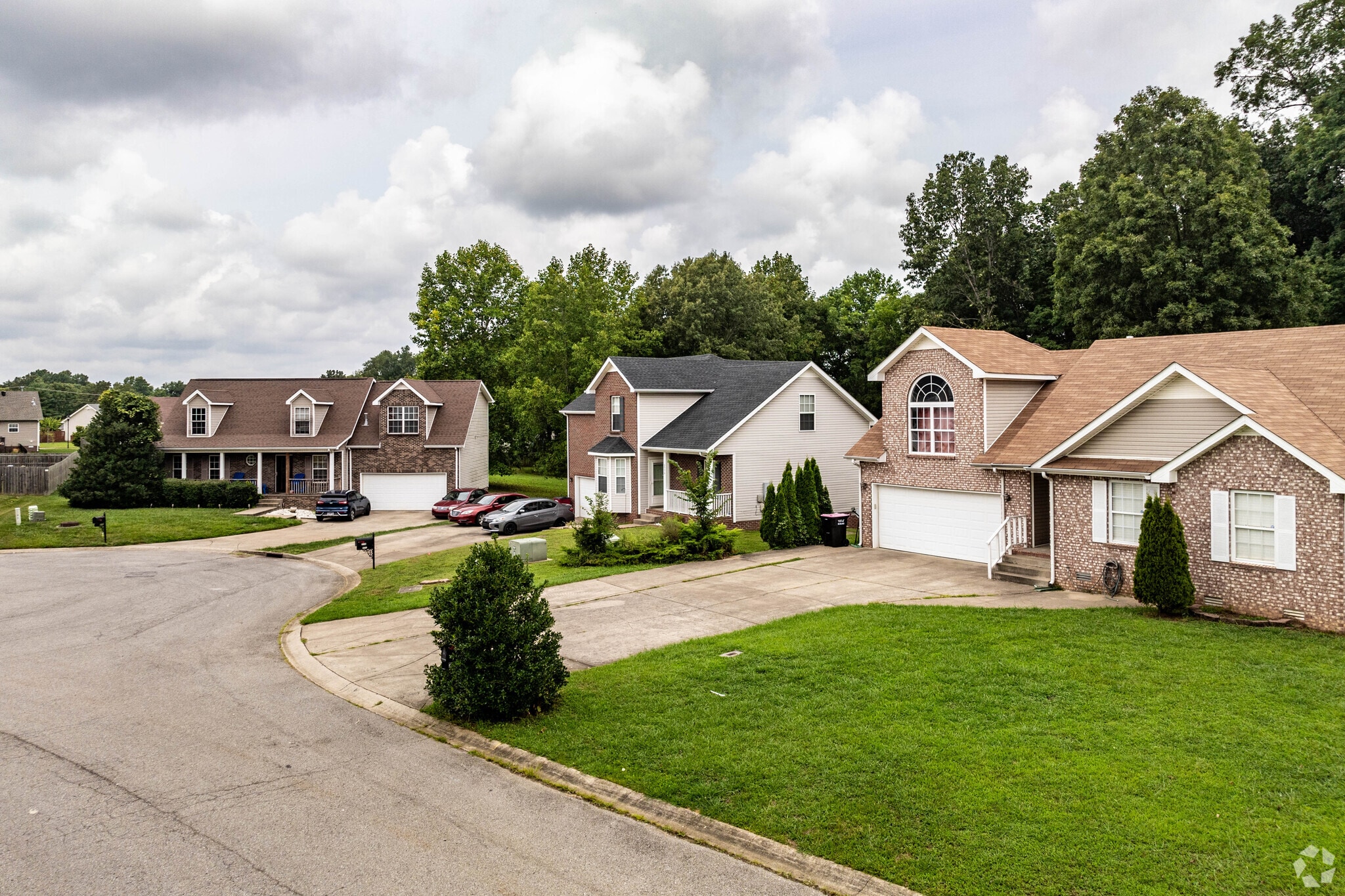 There are split level homes in the Glen Ellen Landing neighborhood.