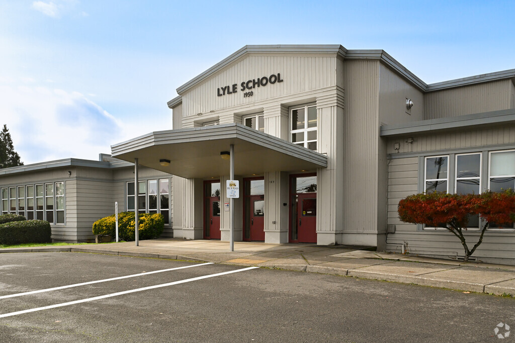 Lyle Elementary School provides education in the neighborhood of 
Dallas.
