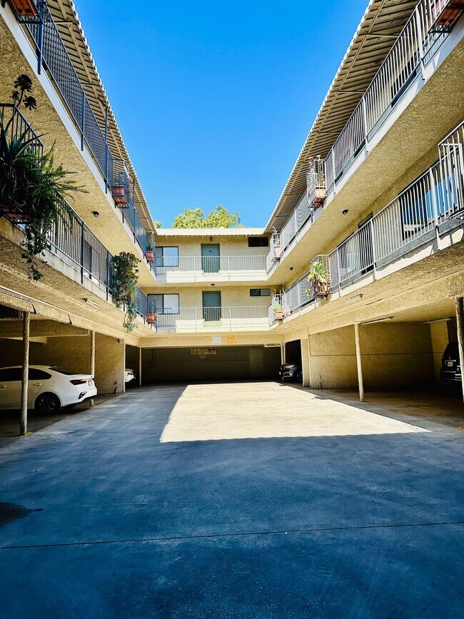 6545 Hazeltine Ave, Van Nuys, CA 91401