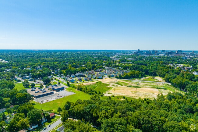 Chestnut Hill is only a 10-minute drive from downtown Richmond.