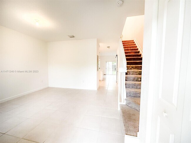 1486 SE 26th Terrace unit key gare, Homestead, FL 33035 - photo 2