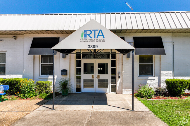 The main entrance to Rudlin Torah Academy.