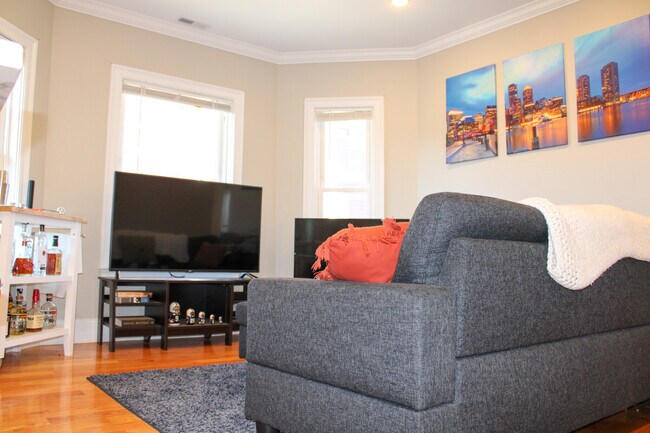 118 Holland St unit 2R, Somerville, MA 02144 - photo 4