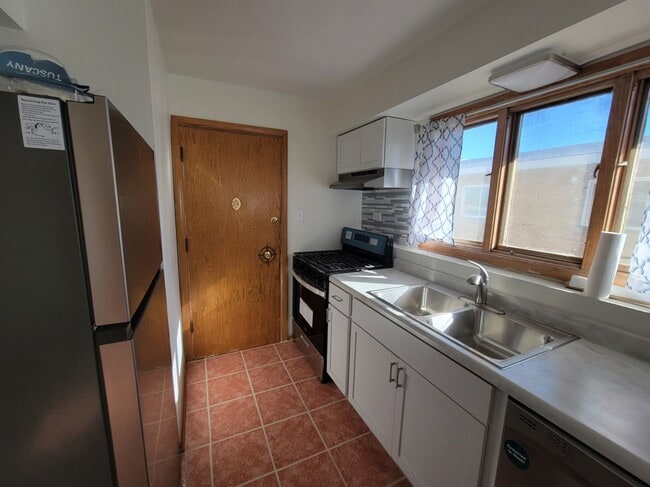 9225 S Cregier Ave, Chicago, IL 60617 - photo 2