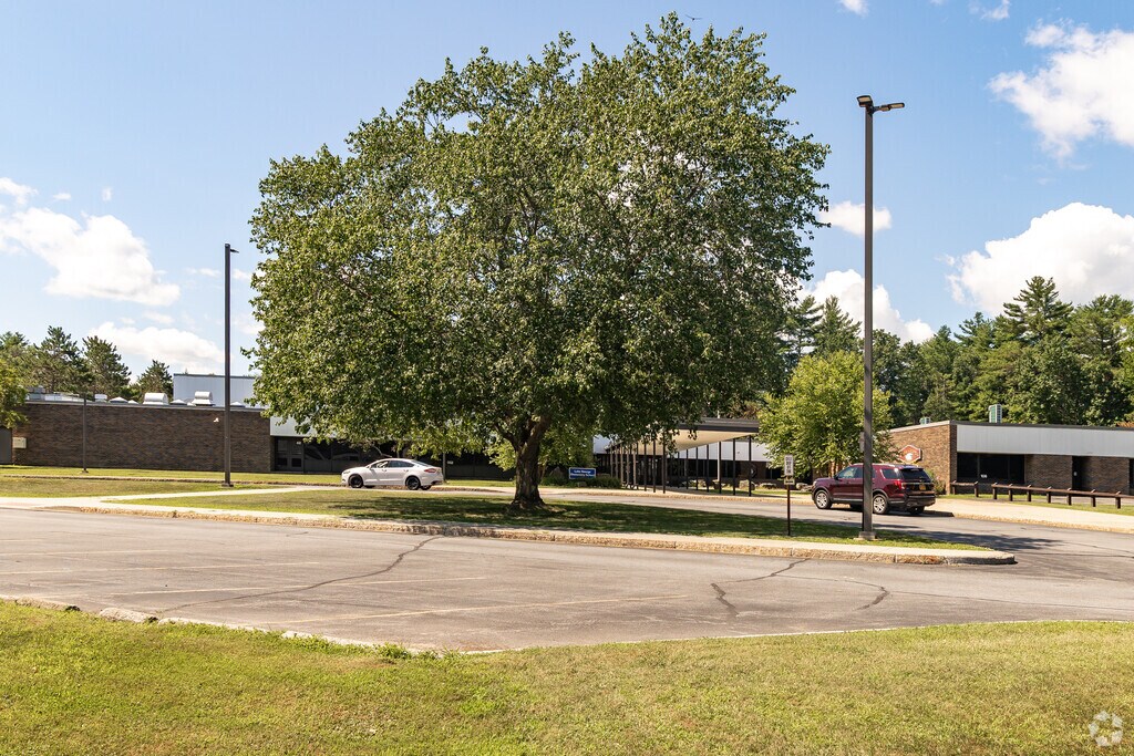 Lake George Elementary School has a student-teacher ratio of 9 to 1.