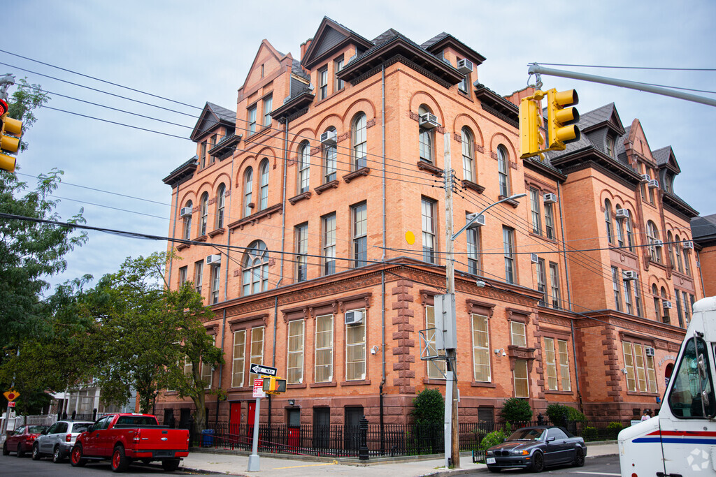 Ps 108 Sal Abbracciamento provides education to the neighborhood of 
Cypress Hills