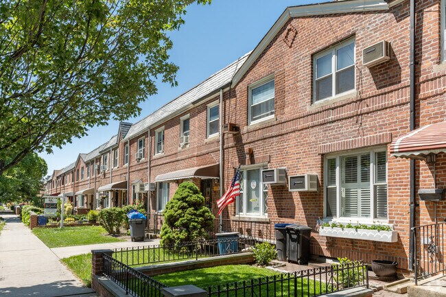 Greek revival row homes along the Northeast border of East Elmhurst.