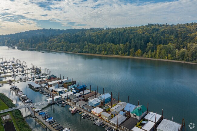 The Willamette River runs along the eastern border of Dunthorpe.