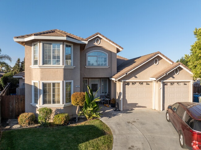 Discover contemporary luxury in Hollister’s stunning 21st-century home.