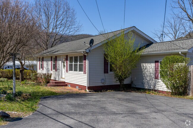 Ranch styled homes are commonly found in the Hampton, TN neighborhood.