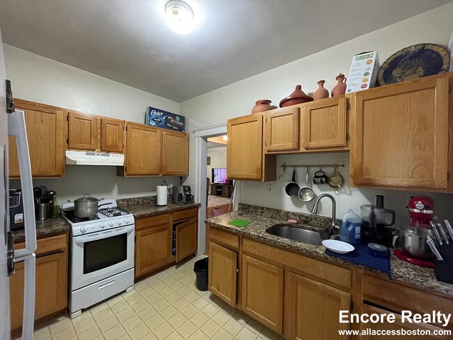 86 Maple St unit 1, Malden, MA 02148 - photo 2