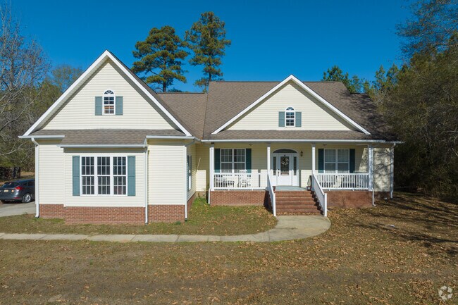 Most homes in Ragland have large front yards.