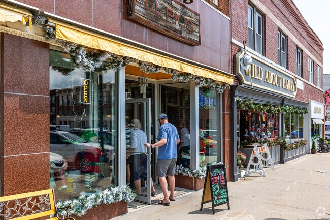 Independence Square brims with eateries from casual bites to fine dining.