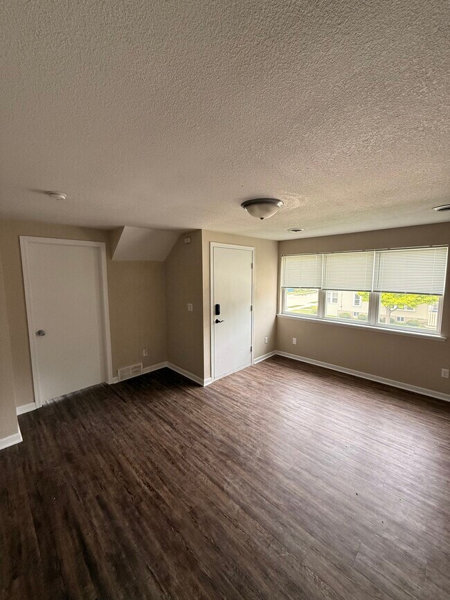 325 E Lincoln Ave unit 2, Oshkosh, WI 54901 - photo 7