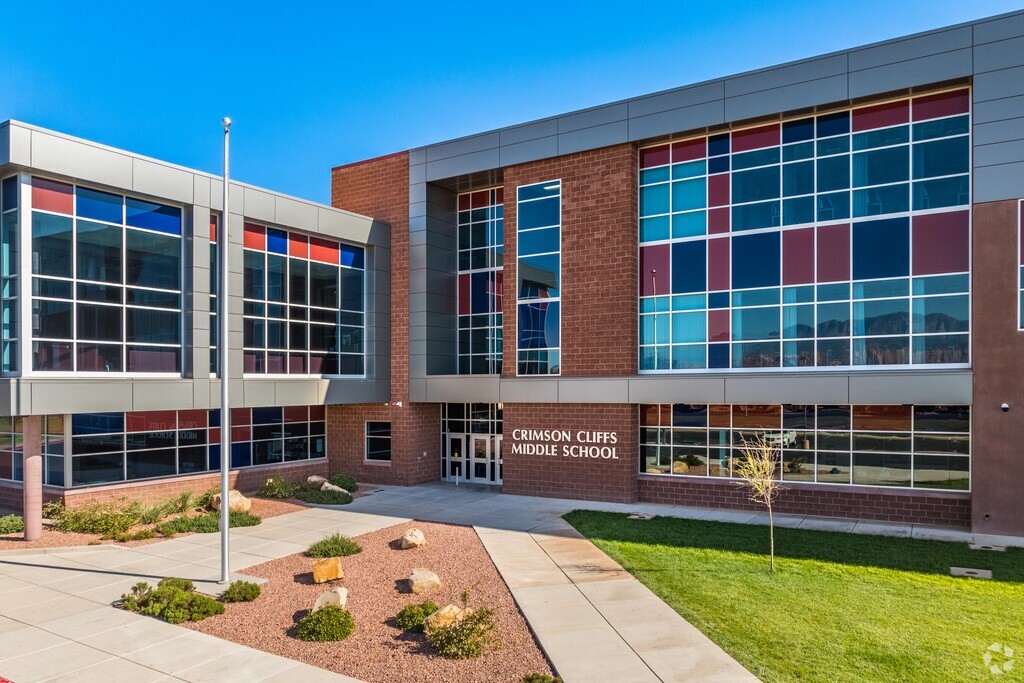 At Crimson Cliffs Middle School, the student-teacher ratio is 24:1.