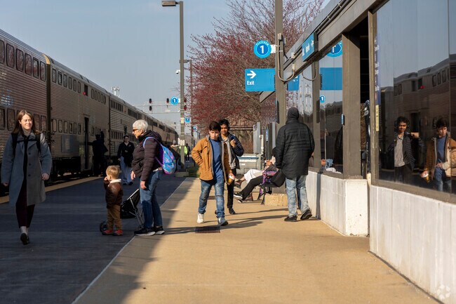 Commuters of West Wind love the convenience of the Metra.