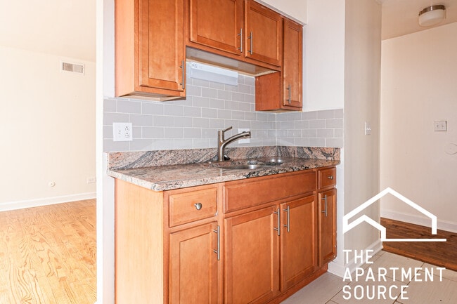 6011 N Winthrop Ave unit 401, Chicago, IL 60660 - photo 2