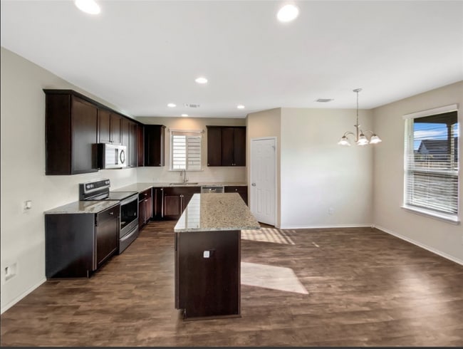 325 Bedford Falls Ln, Jarrell, TX 76537 - photo 2