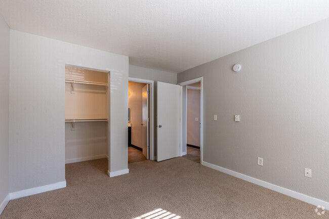 2BR, 2BA - 871SF