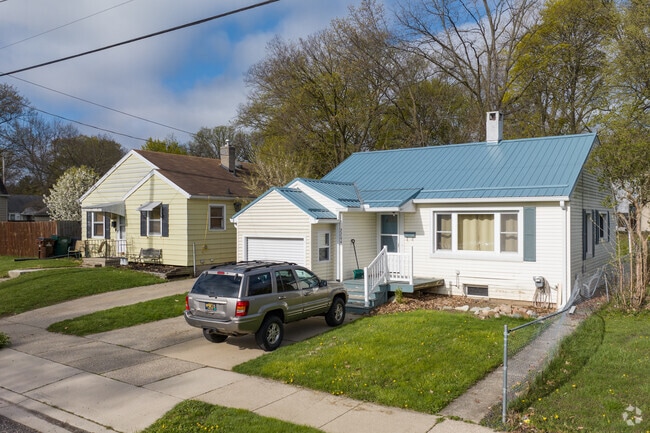Single story home with well groomed yard in Greencroft Park