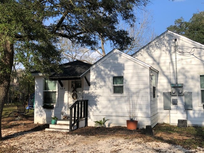 208 E Magnolia St unit Suite A, Friendswood, TX 77546 - photo 2