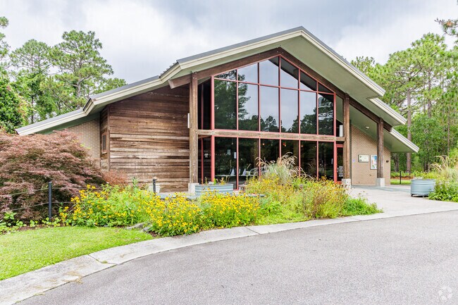 The Environmental Center at Halyburton Park offers educational classes for Woodberry Forest.