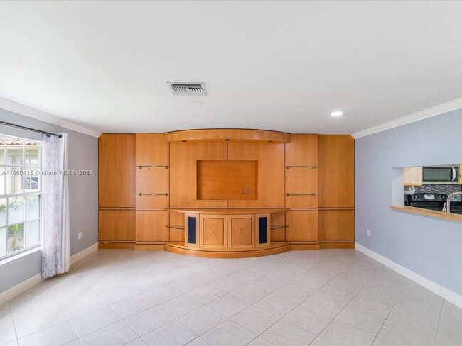 10869 NW 3rd Ct, Pembroke Pines, FL 33026 - photo 4