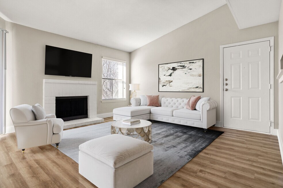 Enclave At Bear Creek 855 E Ash Ln, Euless, TX