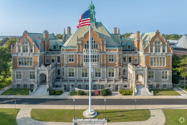 According to Niche, Fairhaven High School receives high ratings for overall student experience.