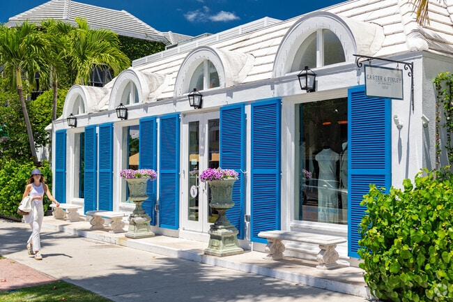 Aqualane Shores has many popular clothing boutiques like Carter & Finley.