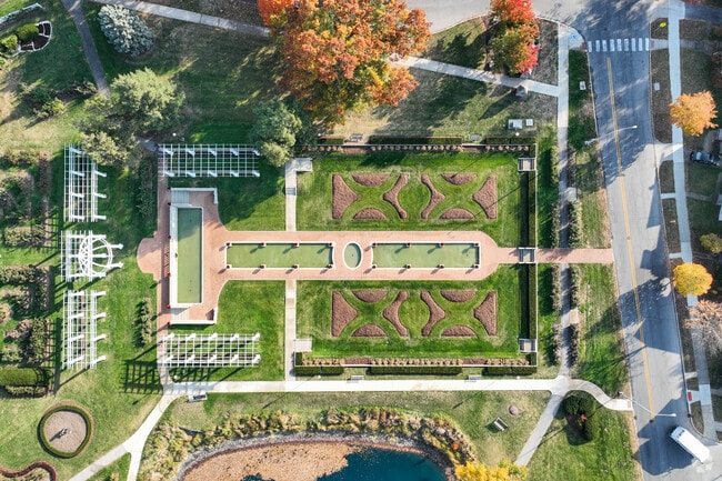 The Lakeside Rose Garden Park has beautifully manicured rose gardens.