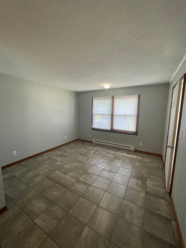 918 N Walnut St unit Apartment A, Olney, IL 62450 - photo 3