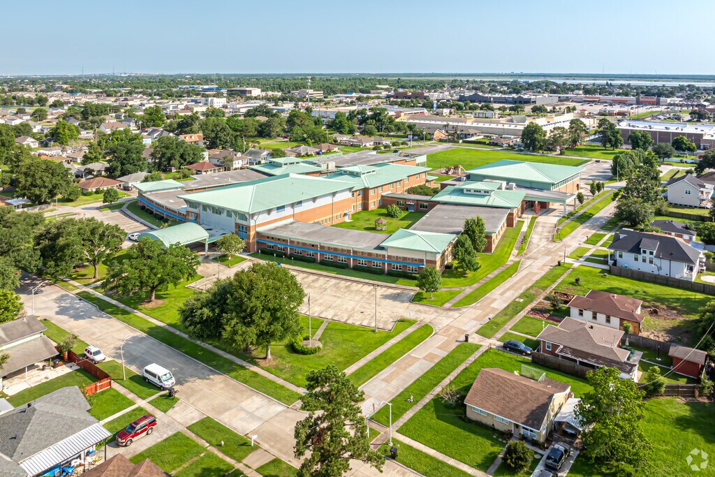 Chalmette Elementary School has an overall Niche score of B.