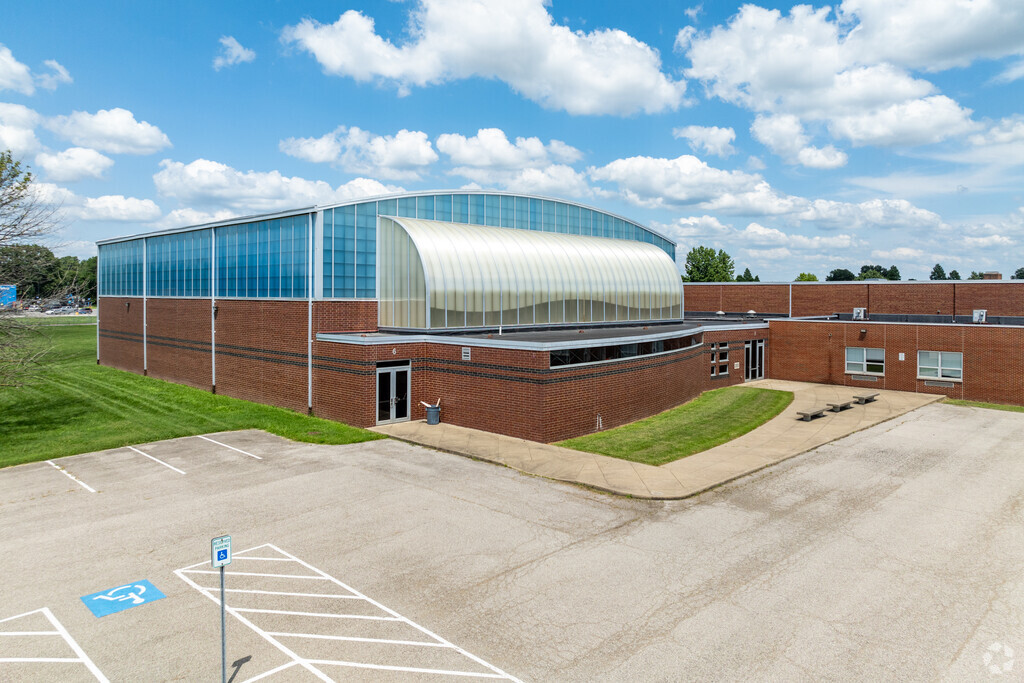The student population of Mcgary Middle School is 351 and the school serves 6-8.