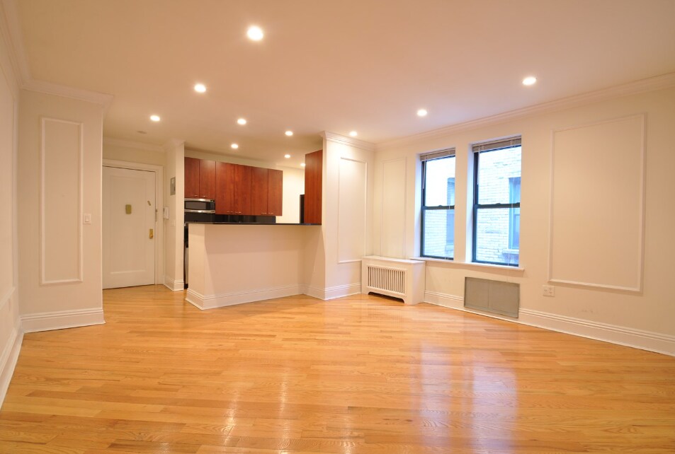 130 E 70th St, New York, NY 10021 - photo 1