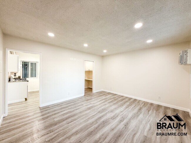 15546 Vanowen St unit 5, Van Nuys, CA 91406 - photo 4