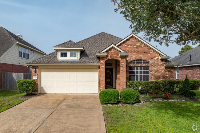 Most homes in The Lakes at Highland Glen are in new traditional style.