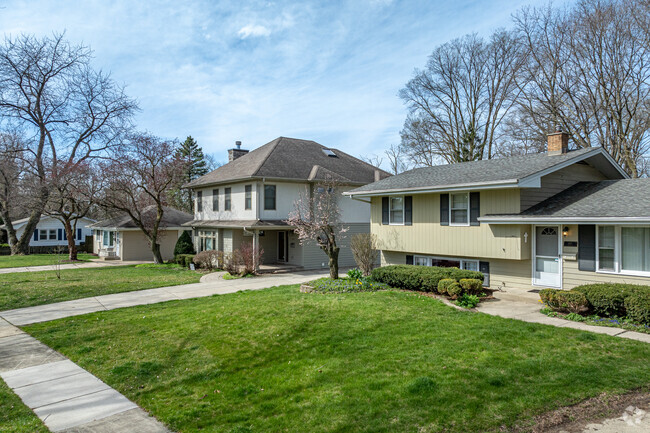 Prices in North Naperville vary from $500,000 to over $6.5 million.
