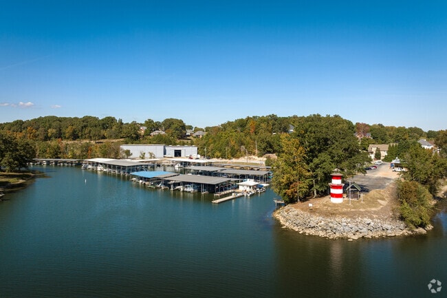 In Lakesite there are many marinas to serve boaters who live inland.