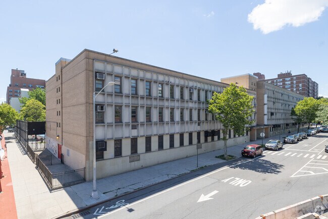 P.S. 030 Hernandez/Hughes in East Harlem has a large student body.