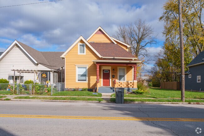 Colorful single family homes are a favored theme among Fountain Square locals.