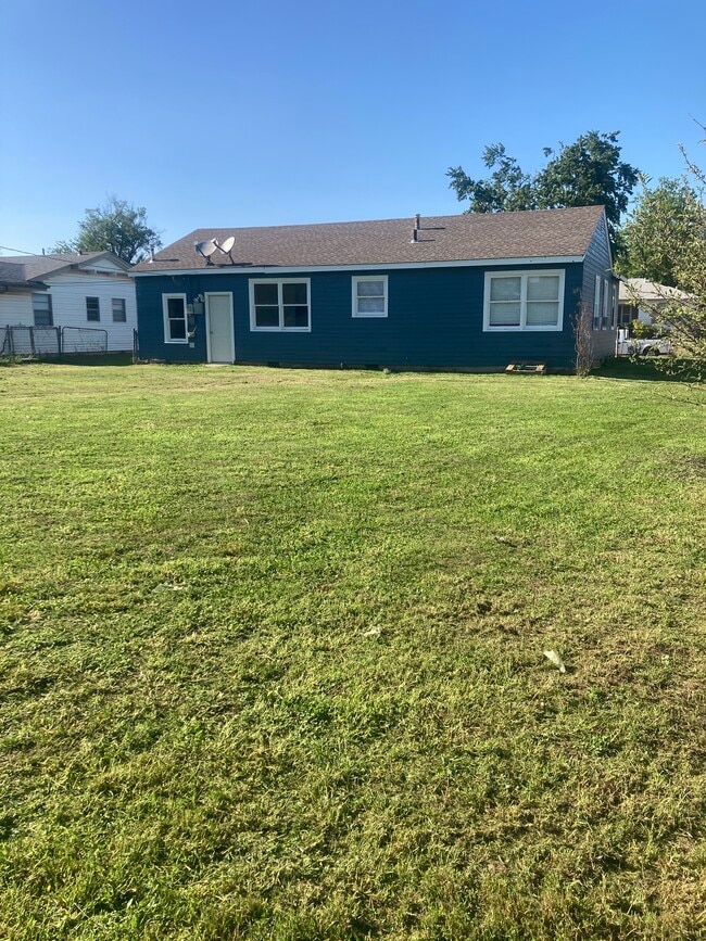 1401 Hite Blvd, Enid, OK 73703 - photo 5