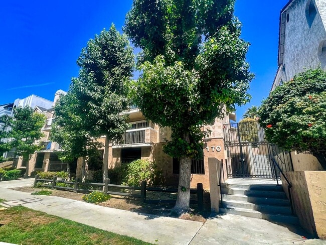 BEAUTIFUL REMODELED 1 AND 2 BEDROOM UNITS IN PRIME LOCATION, Los Angeles, CA 90004 - photo 3