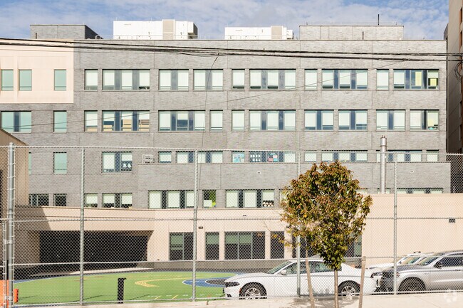 PS 938 has 101 students in grades PK-1.