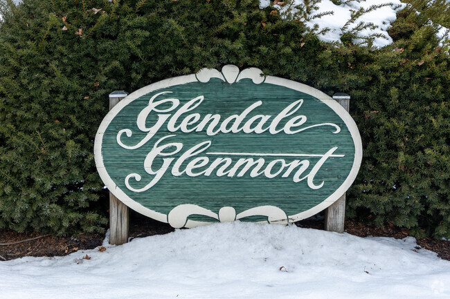 The Greater Glendale-Glenmont has a population of 3,919 residents.