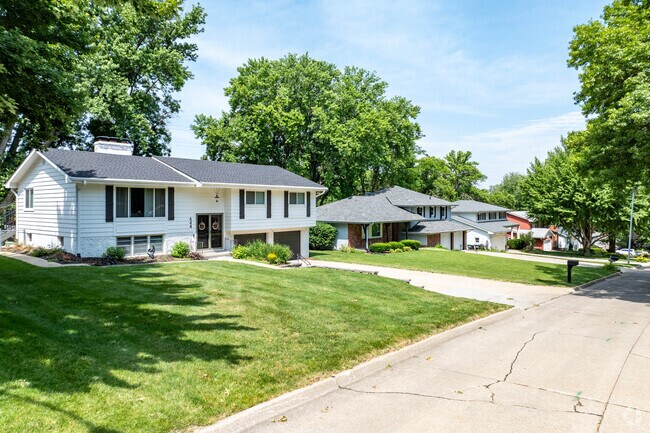 Deer Ridge homes sit on gently rolling hills.